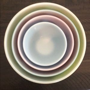 Rare vintage set of 4 Pyrex mixing bowls